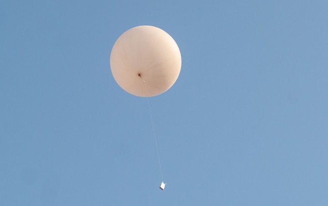 探空气球和数据采集仪器